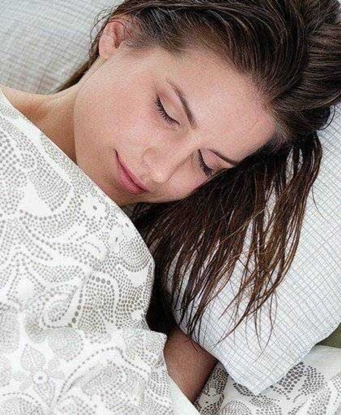 The Right Way to Sleep on Wet Hair (So It Actually Looks Good in the Morning!)